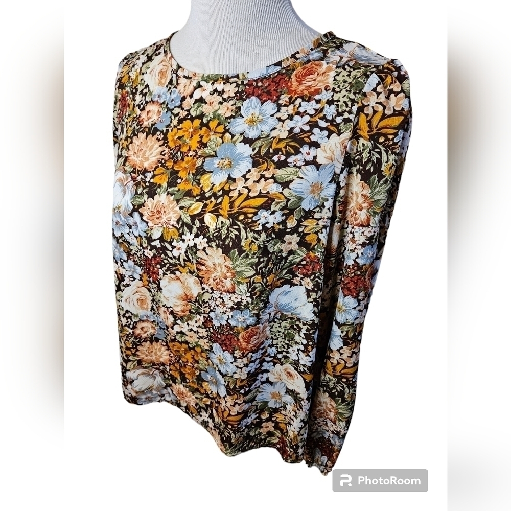 Beautiful floral long sleeve blouse size large.